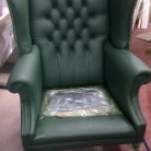 Klassisch englischer Sessel in neuer Farboptik durch Lederfärbung.